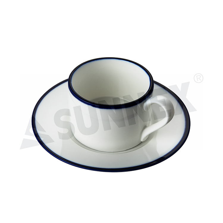 Porzellan-Kaffeetasse mit blauem Rand